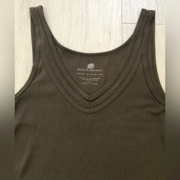 Banana Republic Rib V-Neck Soft Tank Top Cami - Picture 8 of 16